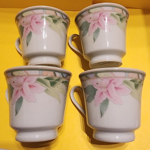 Adorable Pink Lilly footed mugs - set of 4 Gibson Saratoga - New - Picture 1 of 15